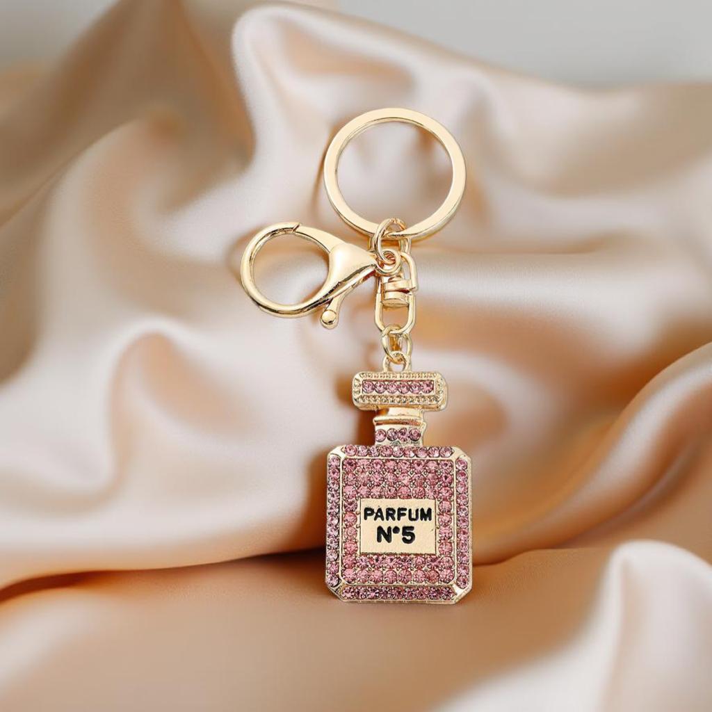 Elegant perfume bottle keychain – rose gold beauty with a glamorous effect