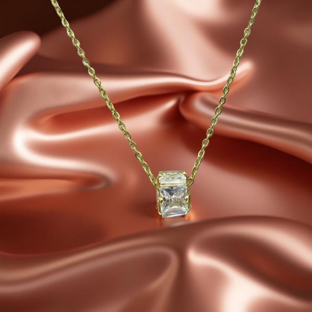 Elegance Pur – Goldfarbene Edelstahlkette mit funkelndem Zirkonia-Anhänger